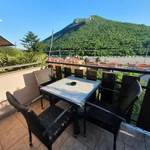 Appartement Elvis, Plomin